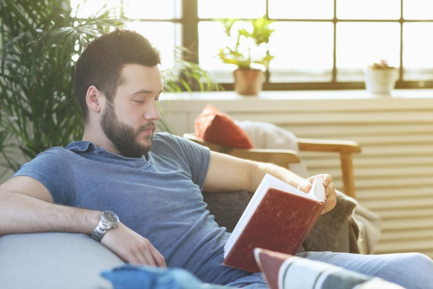 Studierende analysieren Finanzdaten auf mehreren Bildschirmen